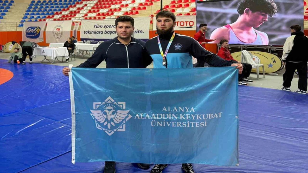 ALKÜlü öğrenci güreş şampiyonasından madalyayla döndü