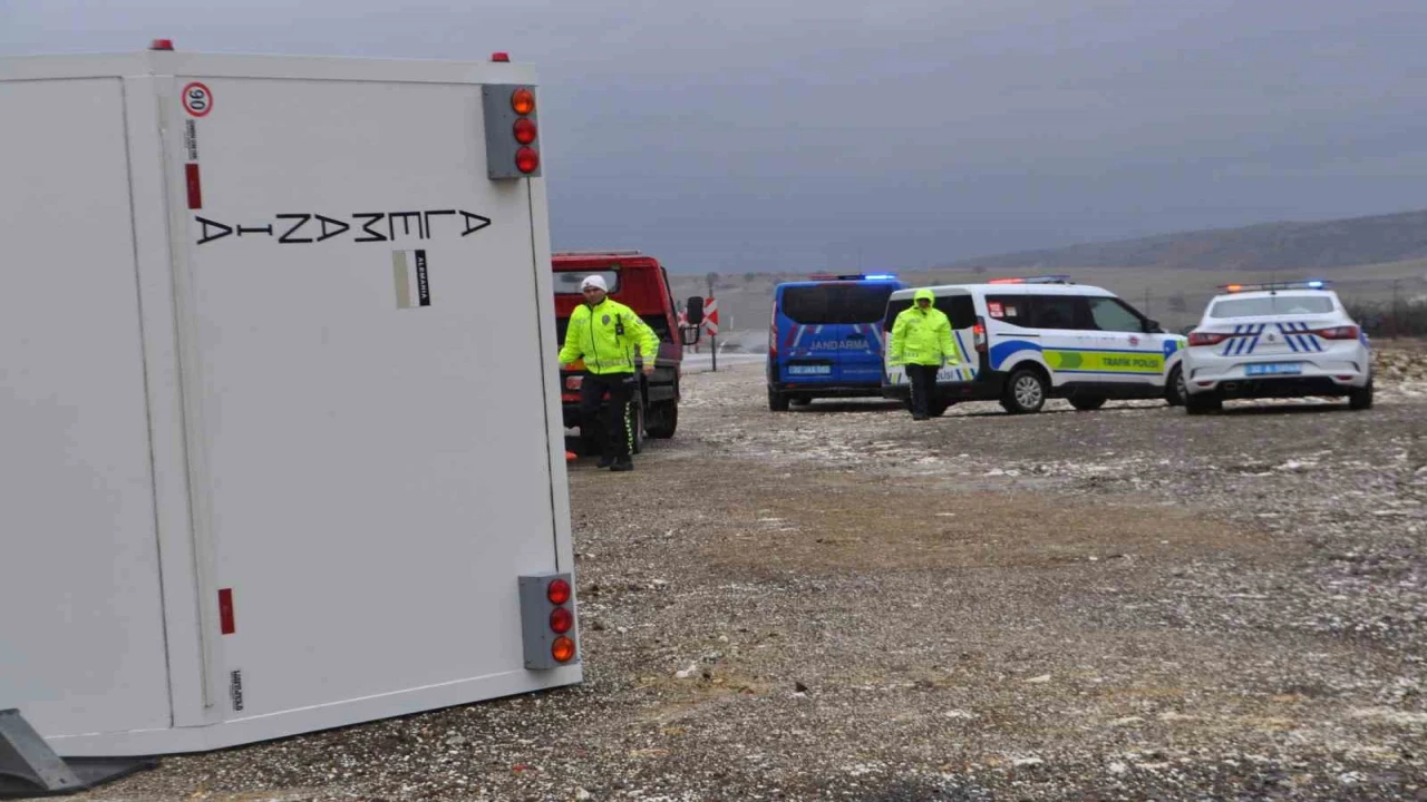 Alman turistin kullandığı karavanla otomobil çarpıştı: 1i ağır 3 yaralı