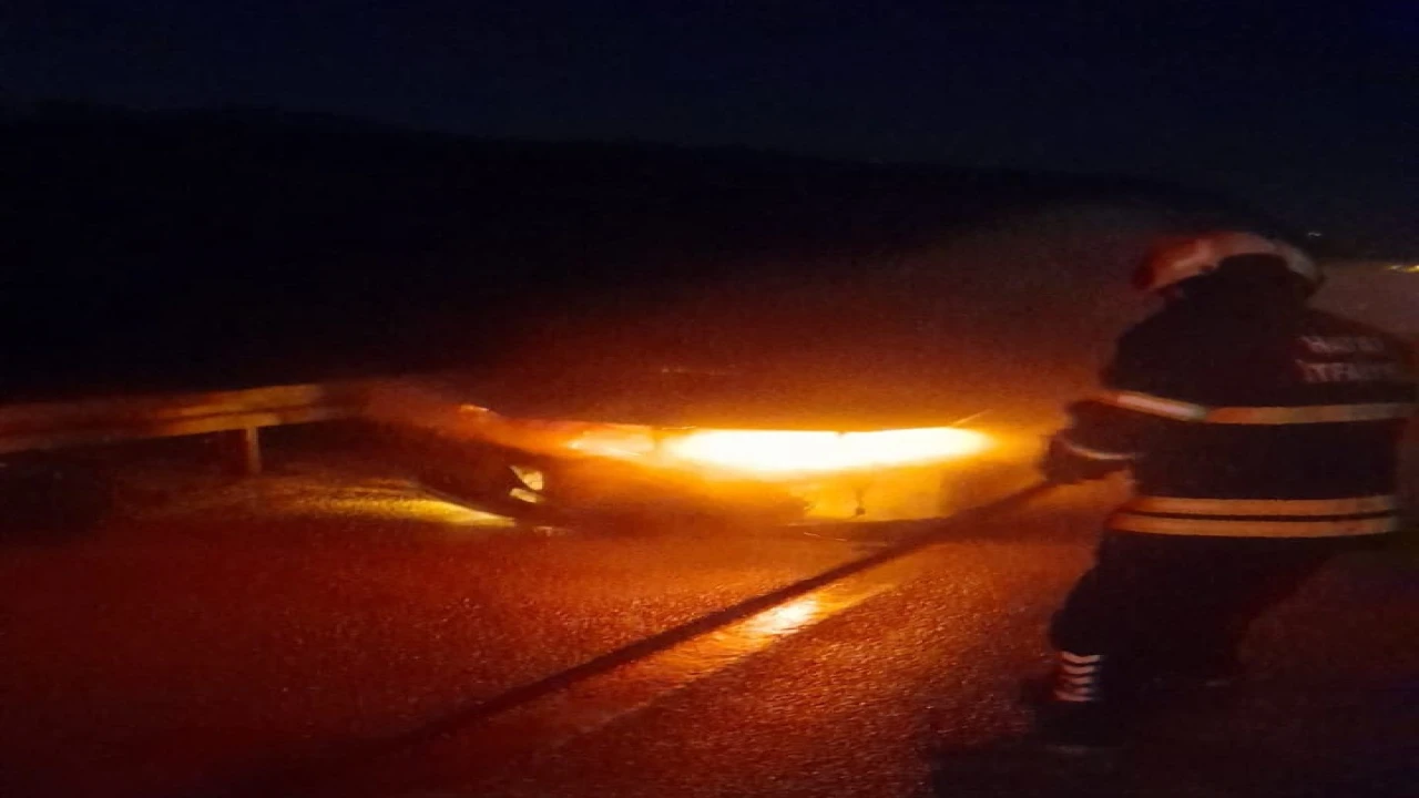 Altınözünde araç yangını