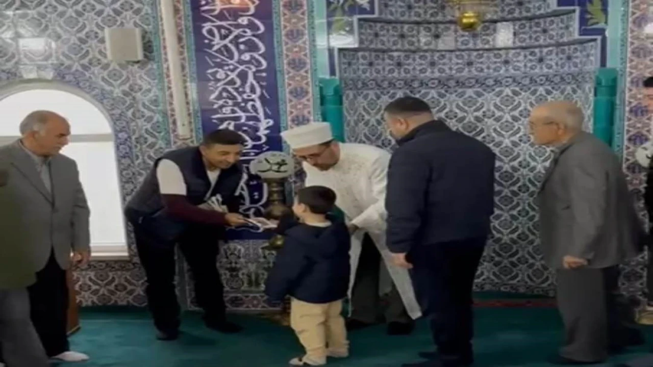 Anamurda bayram namazı sonrası çocuklara harçlık dağıtıldı