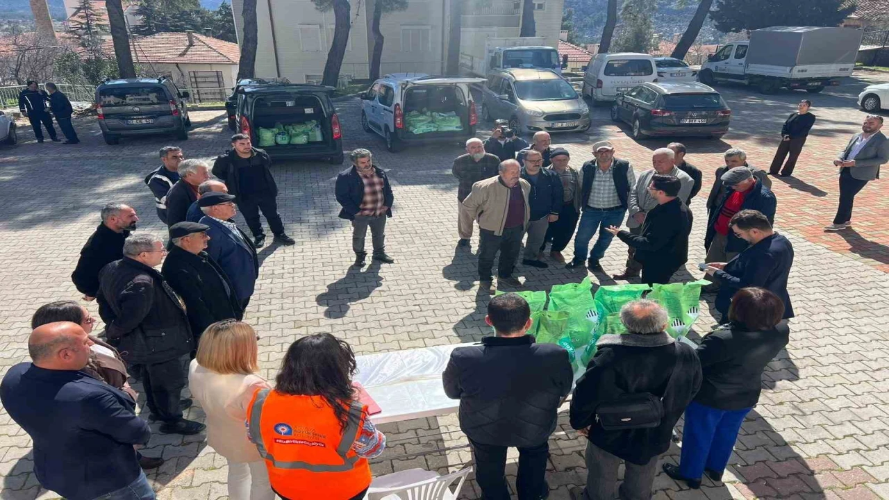 Antalya Büyükşehir Belediyesinden üreticilere bordo bulamacı desteği