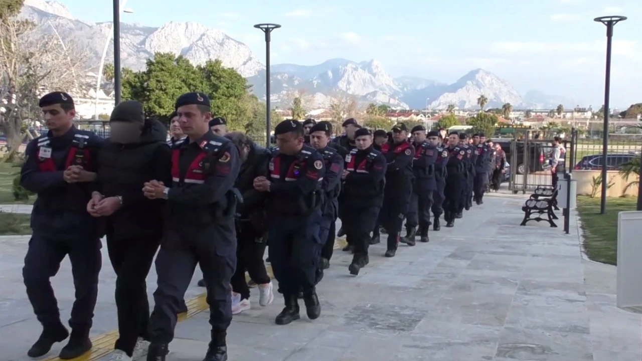 Antalya merkezli 3 ilde gözaltına alınan 25 şüpheliden 14ü adliyeye sevk edildi