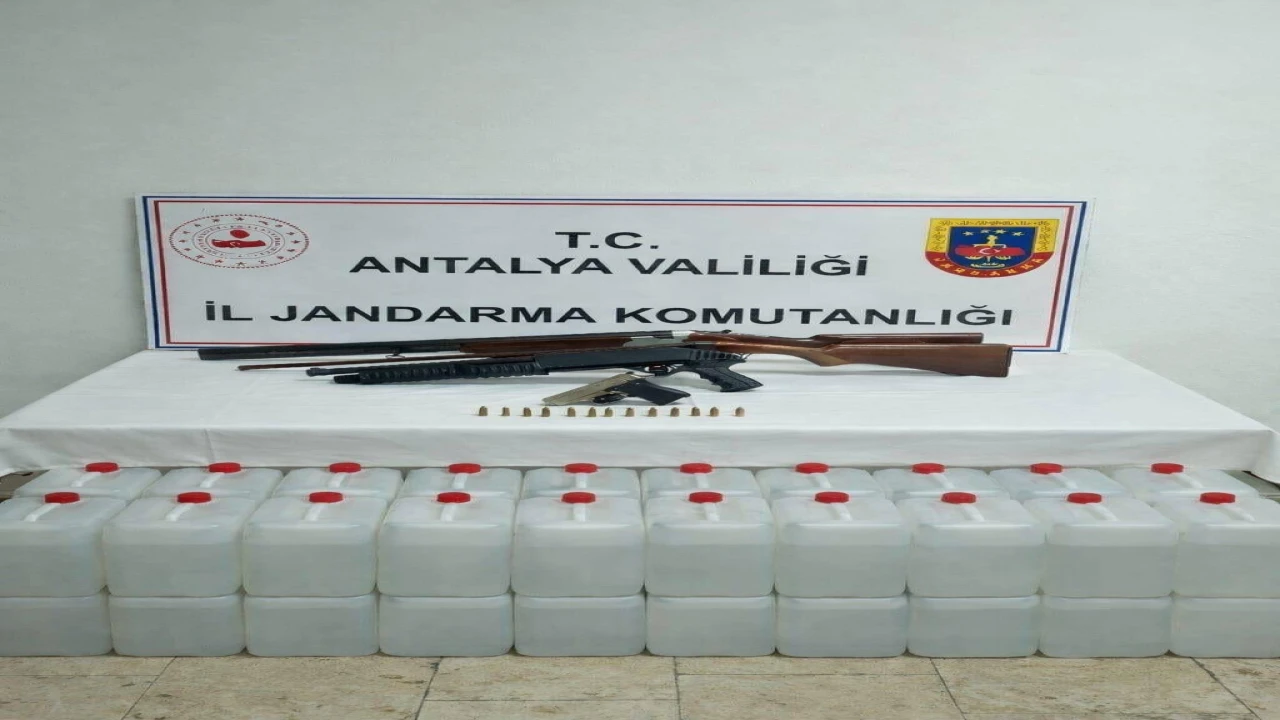 Antalyada 160 litre etil alkol, tabanca ve pompalı tüfek ele geçirildi