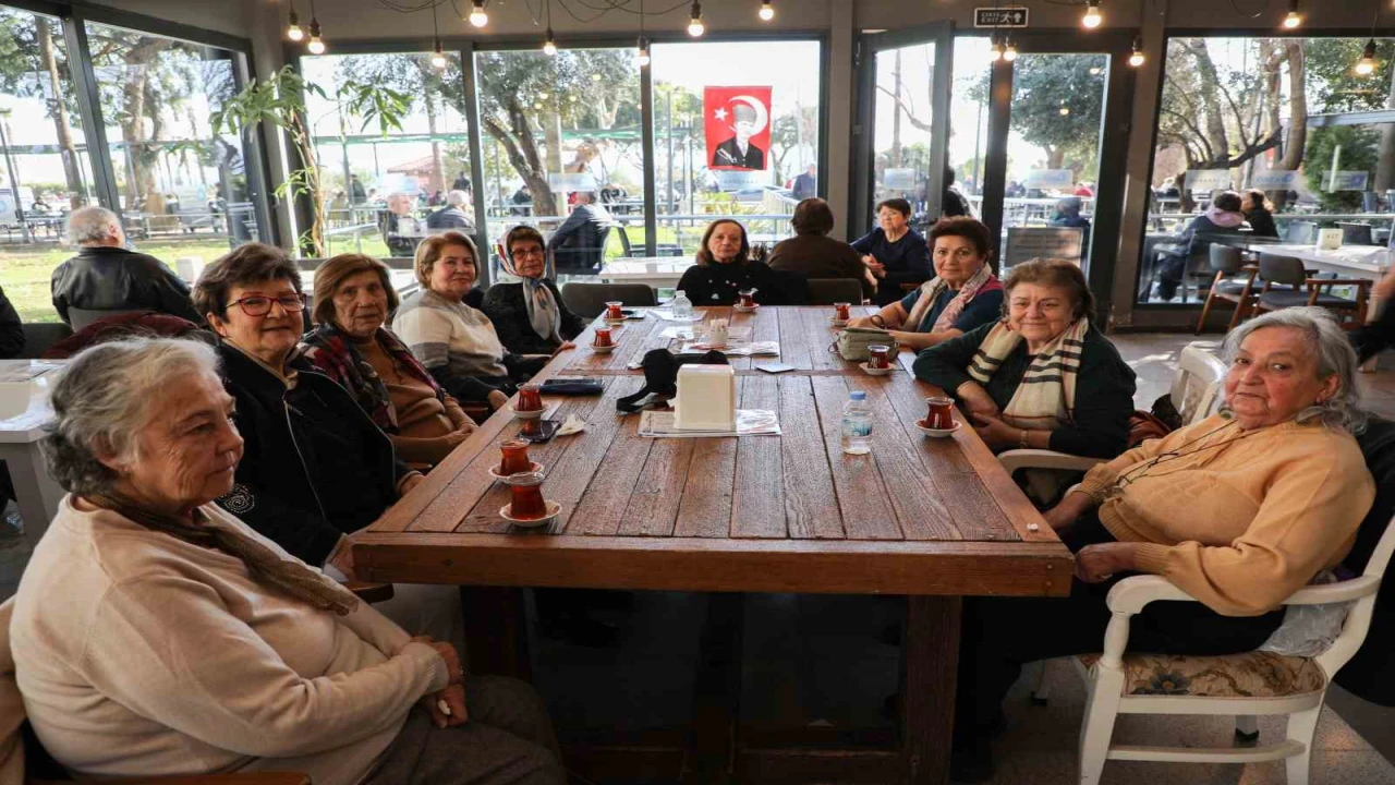 Antalyada 57 yıllık dostlar çay bahçesinde buluştular