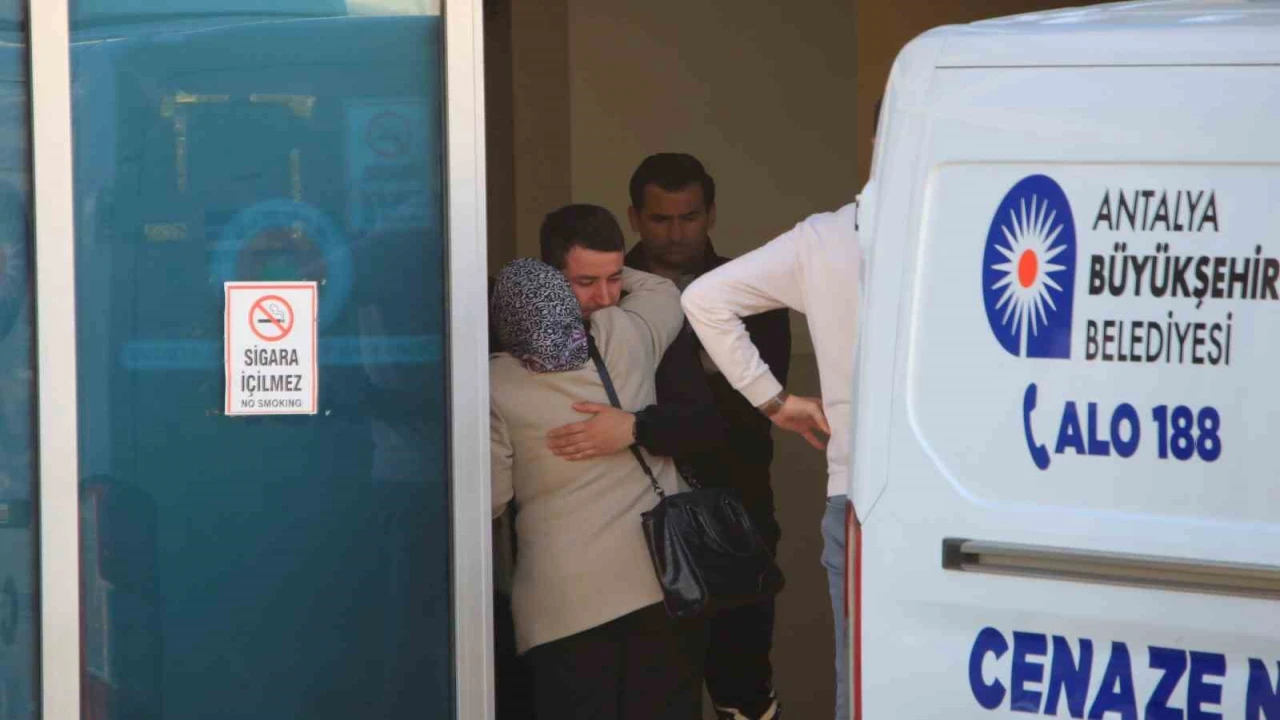 Antalyada bariyerlere çarpan motosikletli hayatını kaybetti