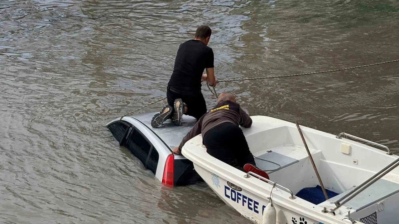 Antalyada kontrolden çıkan otomobil ırmağa uçtu