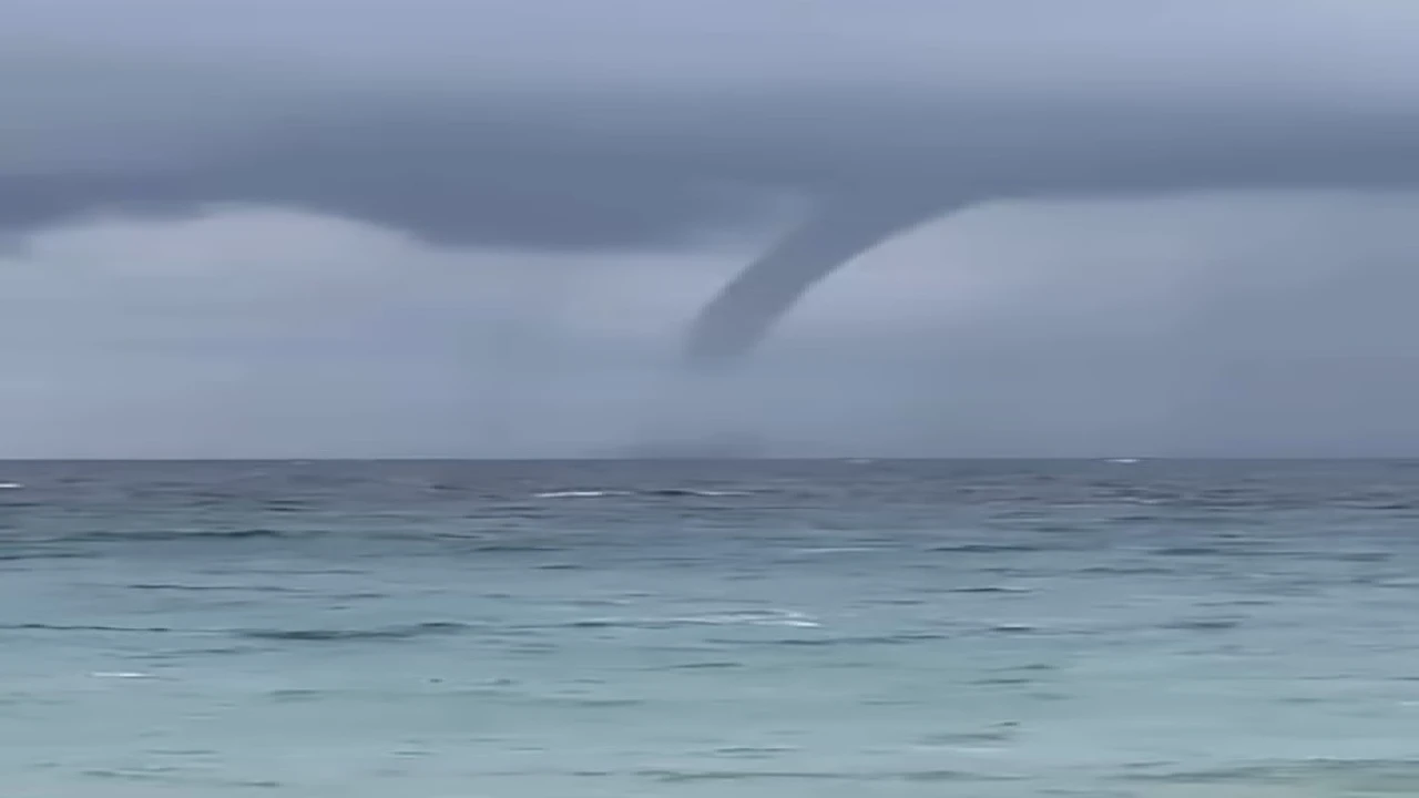 Antalyada korkutan hortum karaya ulaşmadan kayboldu