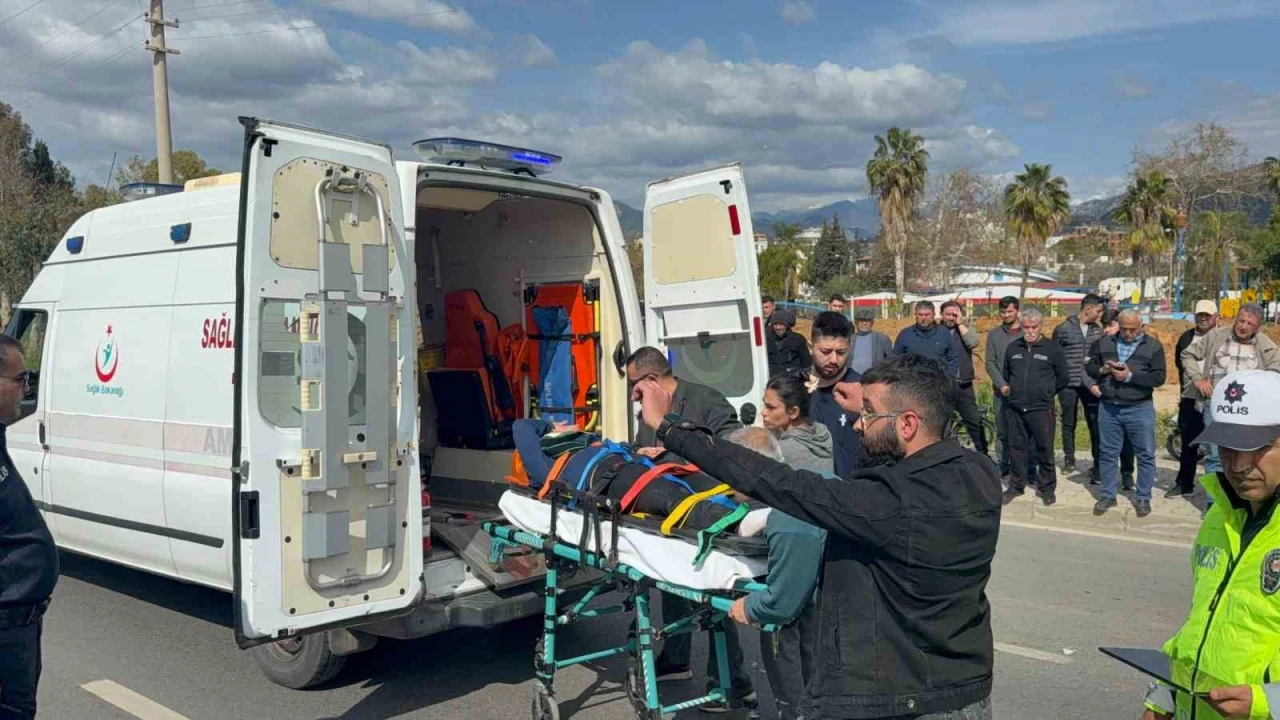 Antalyada motosiklet hafif ticari araçla çarpıştı: 2 yaralı