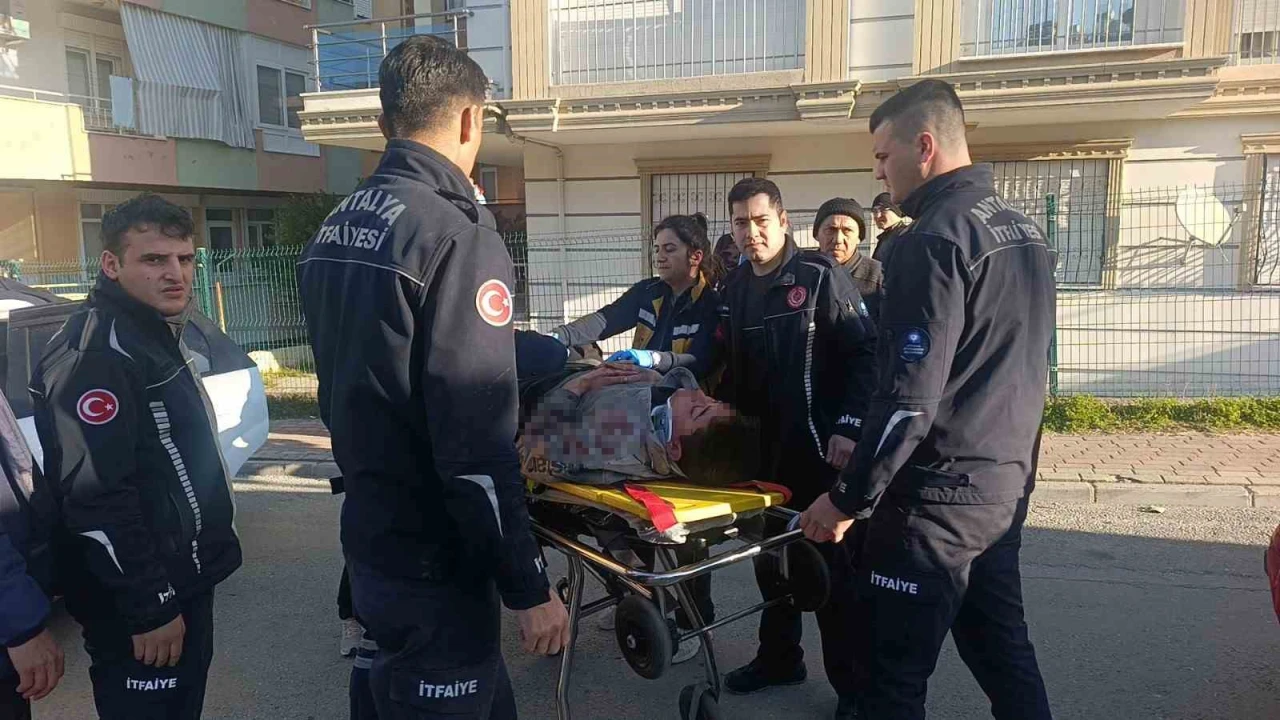 Antalyada otomobil elektrik direğine çarptı: 3 yaralı