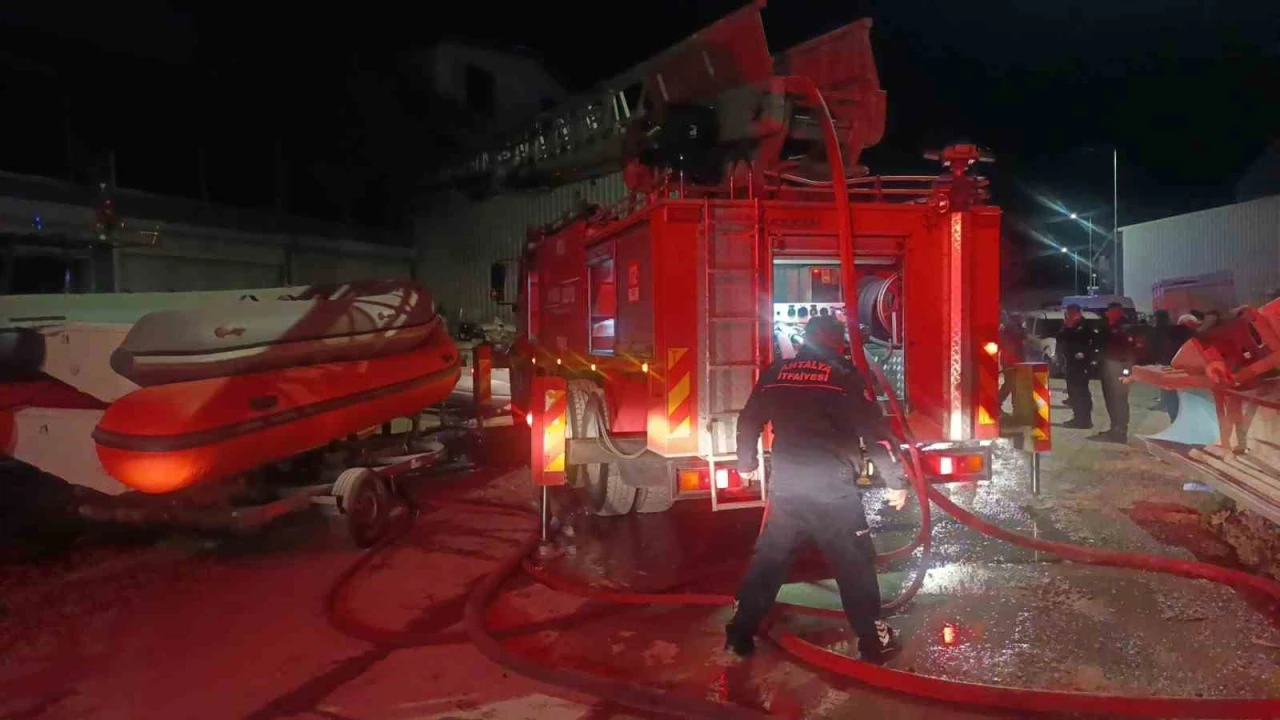 Antalyada tekne imalathanesinde yangın