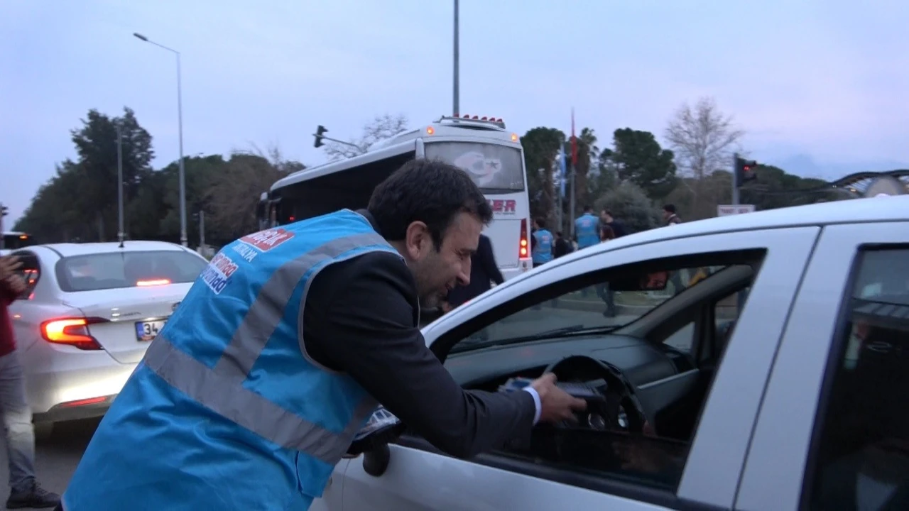 Antalyada trafikte kalan vatandaşlara İftara 5 Kala sürprizi