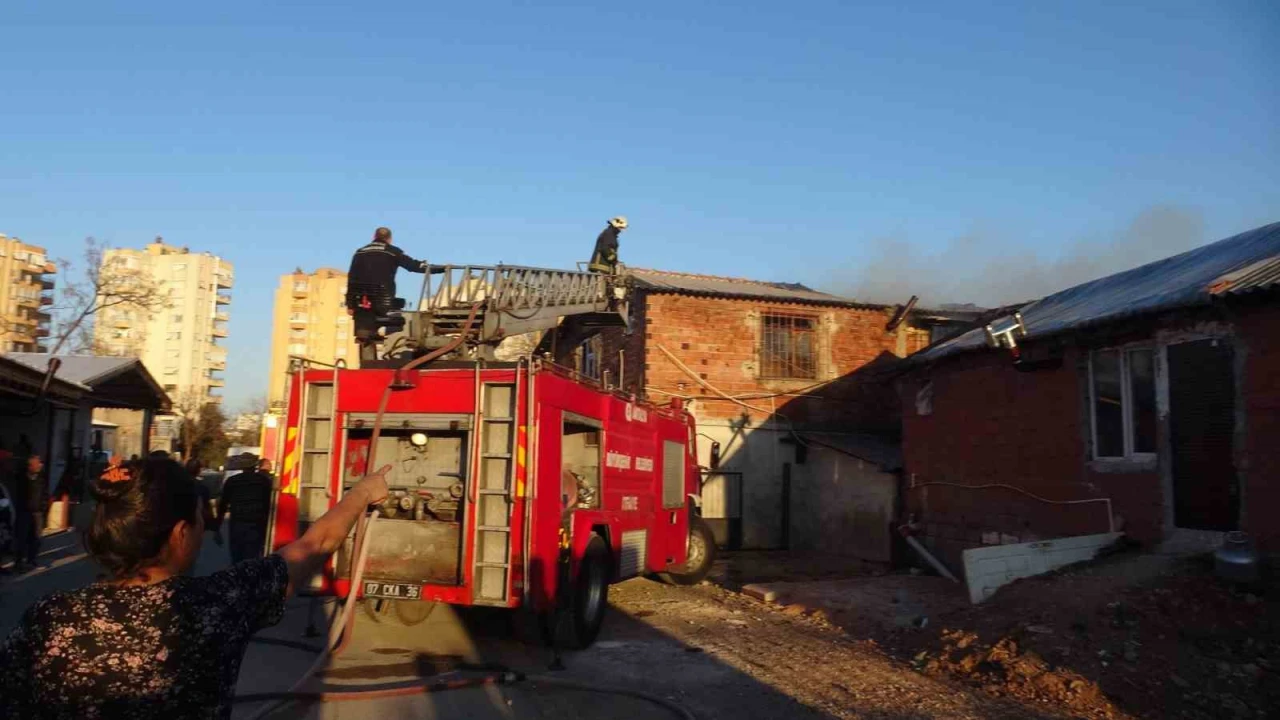 Antalyada yaşlı çiftin evi alevlere teslim oldu