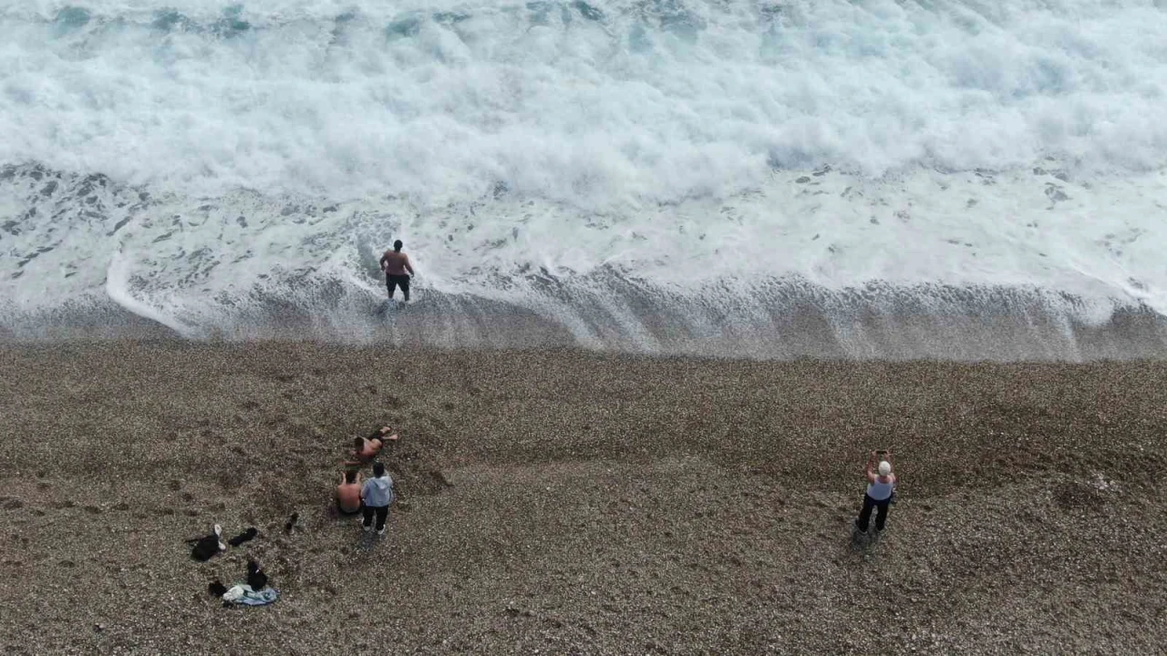 Antalyanın yüksek kesimlerinde karla mücadele, sahilinde deniz keyfi