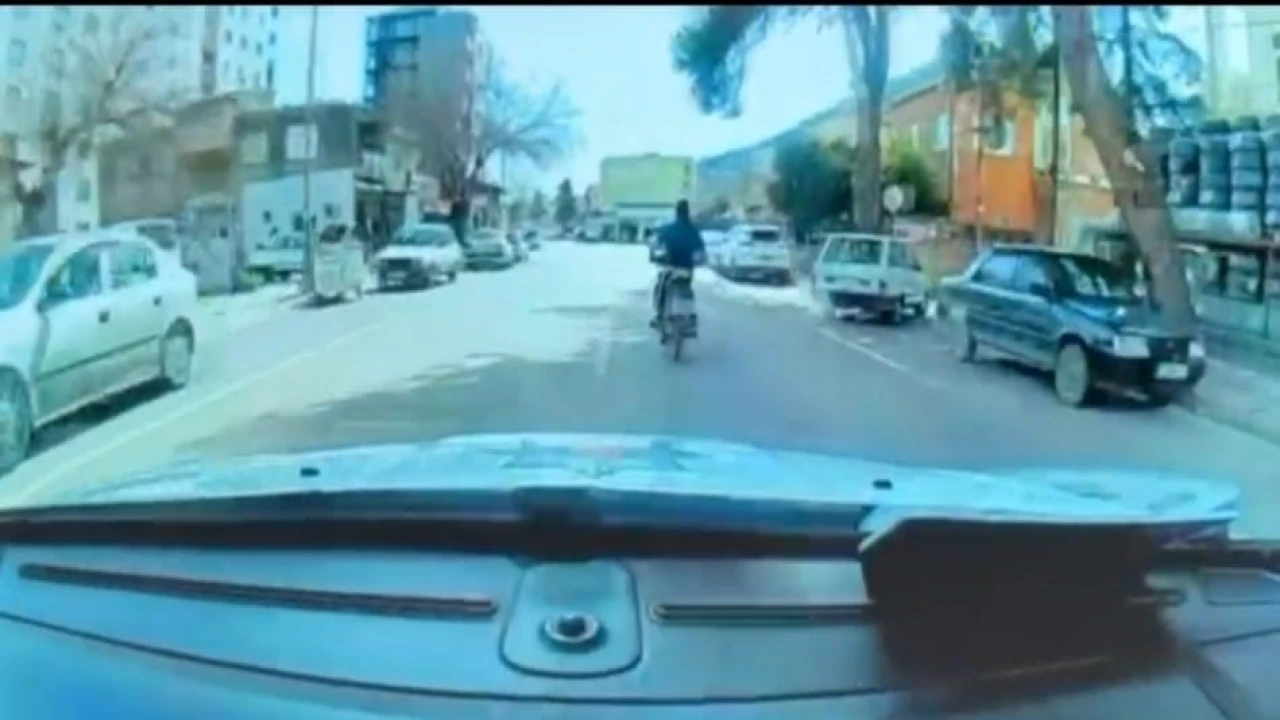 Aranan firari motosiklet sürerken polise yakalandı