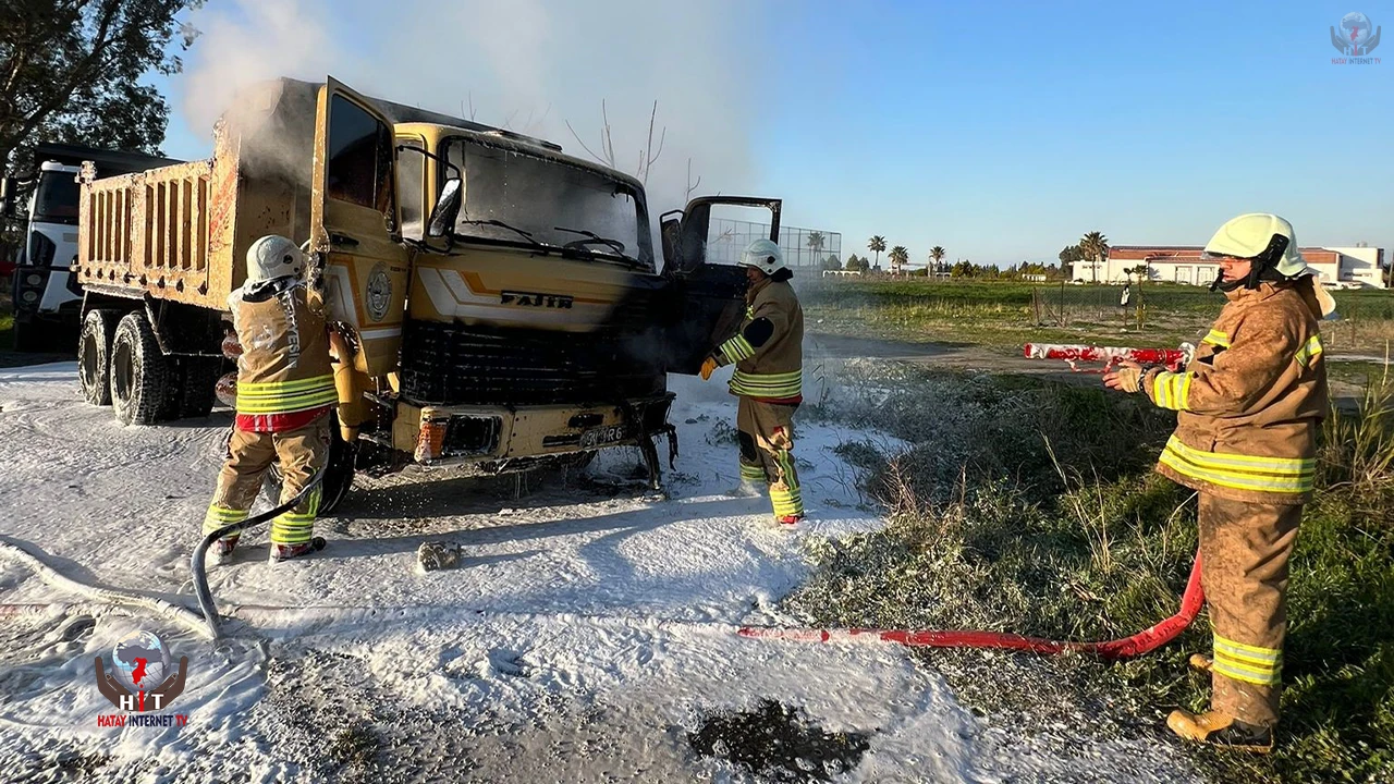 Arsuzda kamyonet alevlere teslim oldu