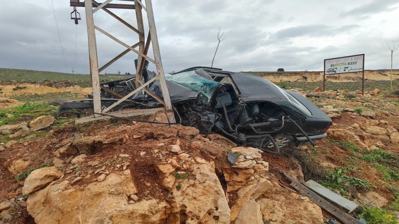 Aydınlatma direğine çarpan otomobilin sürücüsü öldü