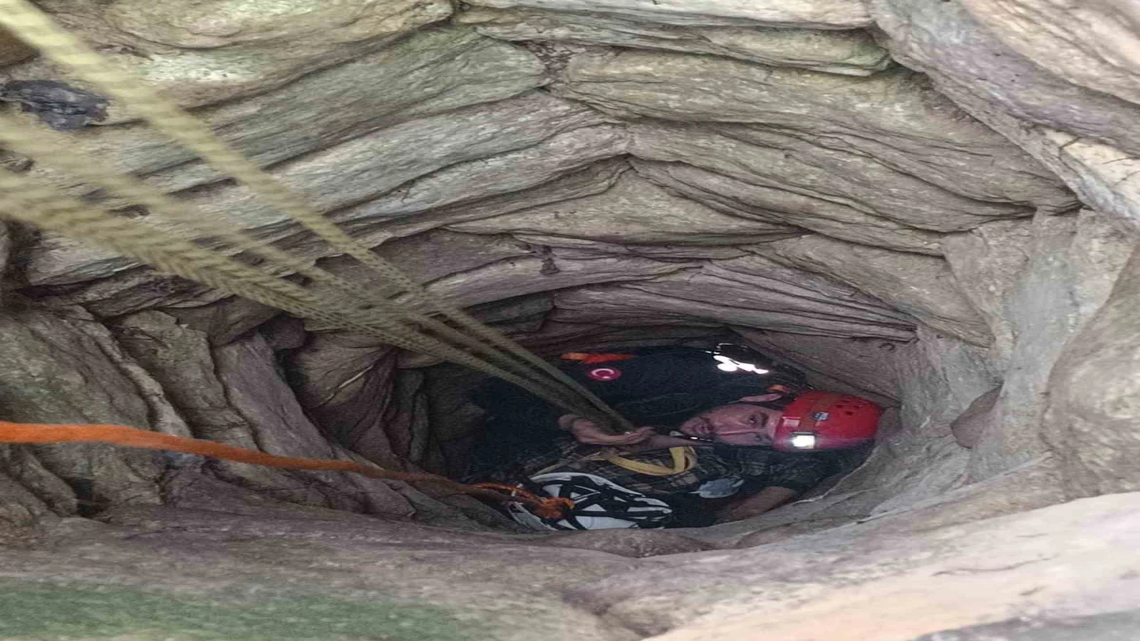 Bahçedeki kuyuya düşen 94 yaşındaki adam kurtarıldı