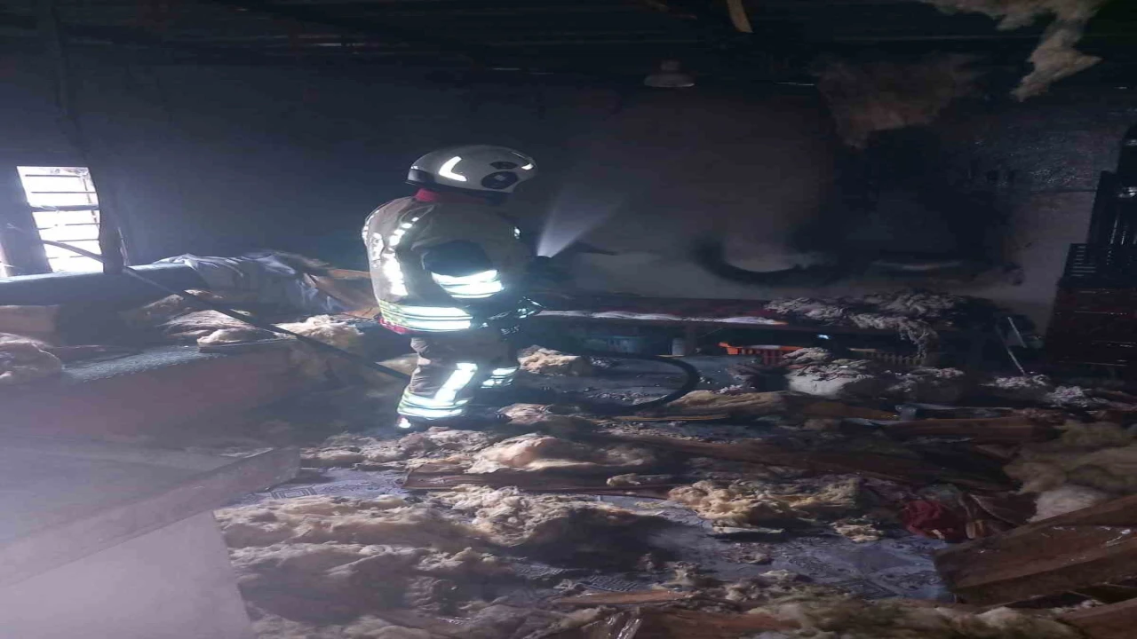 Belende yanan ev kullanılmaz hale geldi