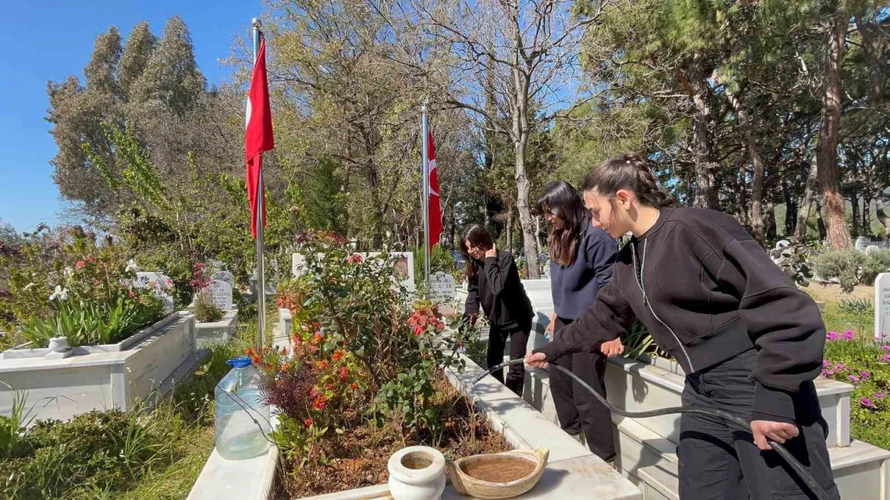 Bozyazıda öğrencilerden şehitlere ziyaret