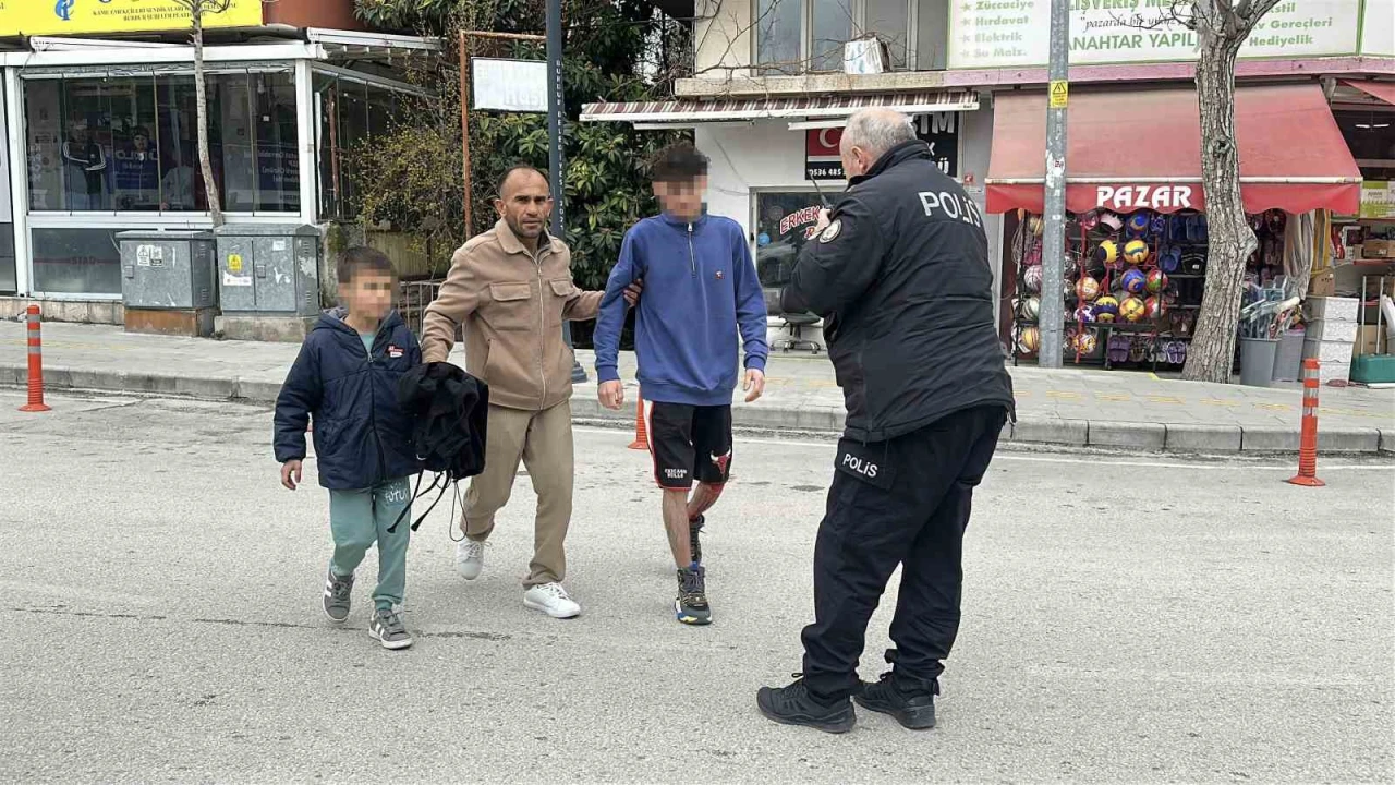 Burdurda 2 genç tanımadığı bir kişi tarafından bıçaklandı