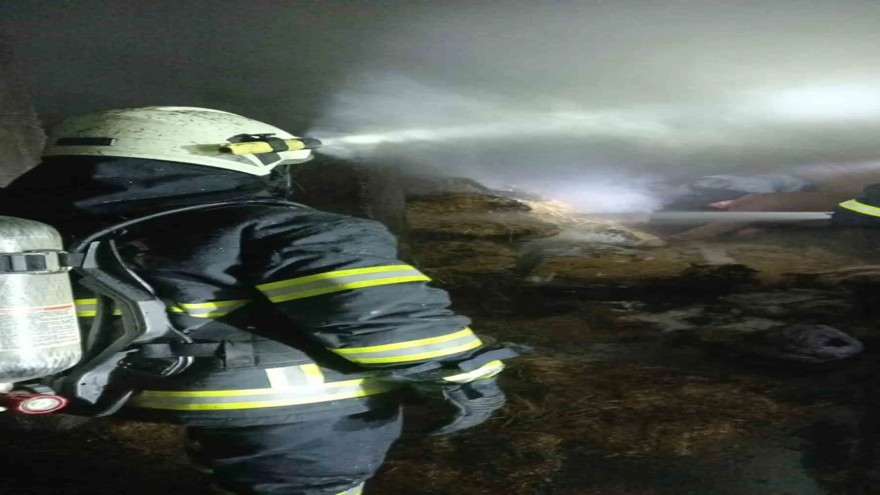 Burdurda evin altında bulunan saman balyaları yandı