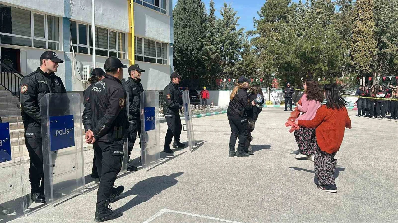 Burdurda gerçeğini aratmayan deprem tatbikatı