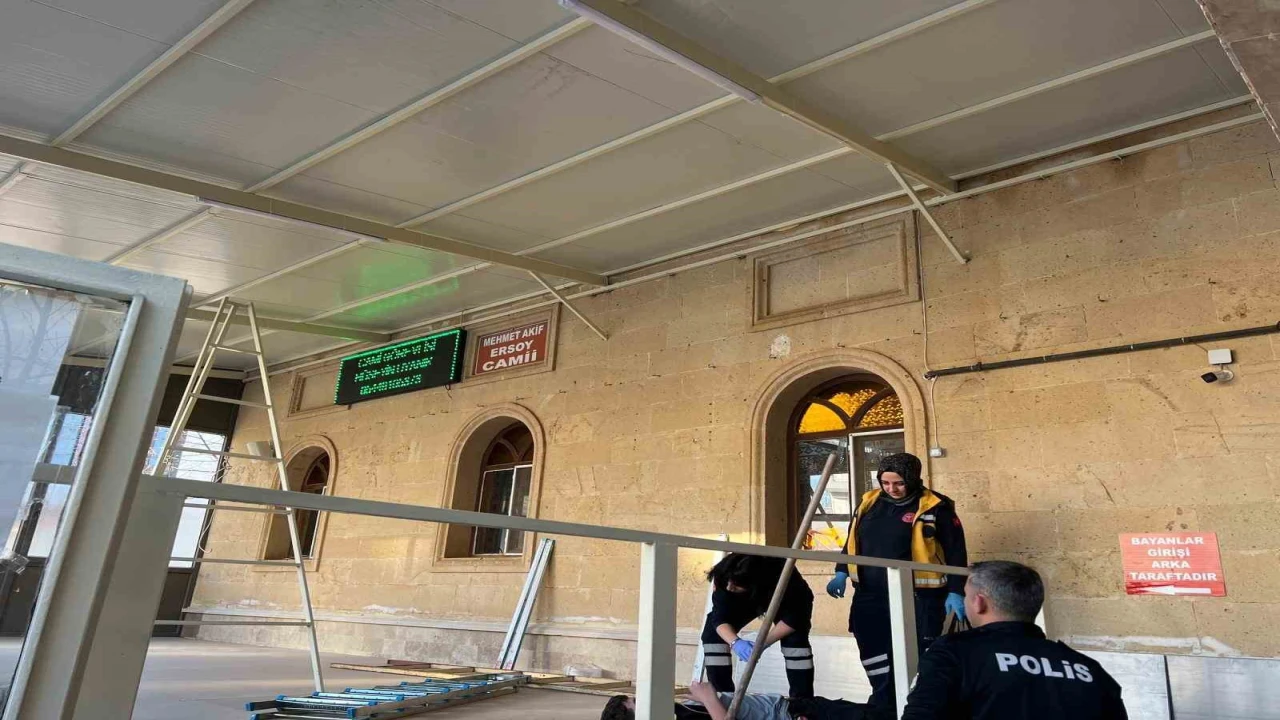 Burdurda merdivenden düşen usta ve çırağı yaralandı