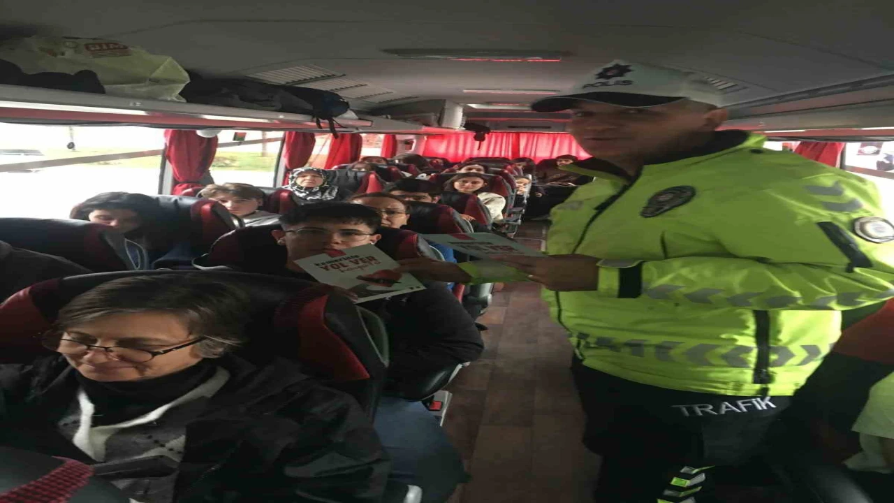 Burdurda otogarda emniyet kemeri kullanımı hakkında bilgilendirme