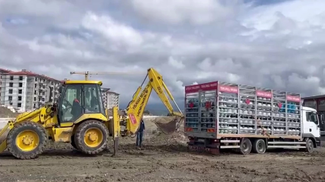 Çamura saplanan tüp yüklü kamyon kepçeyle kurtarıldı