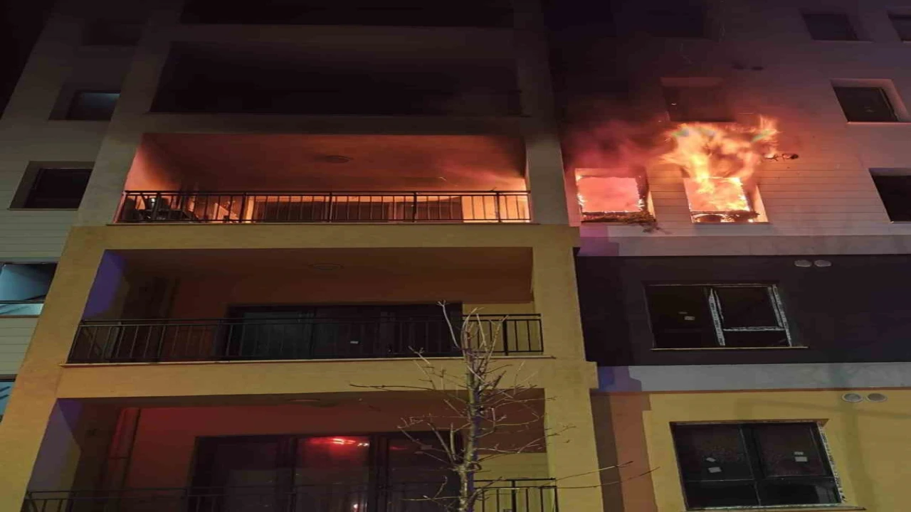 Defnede apartman dairesinden alevler yükseldi