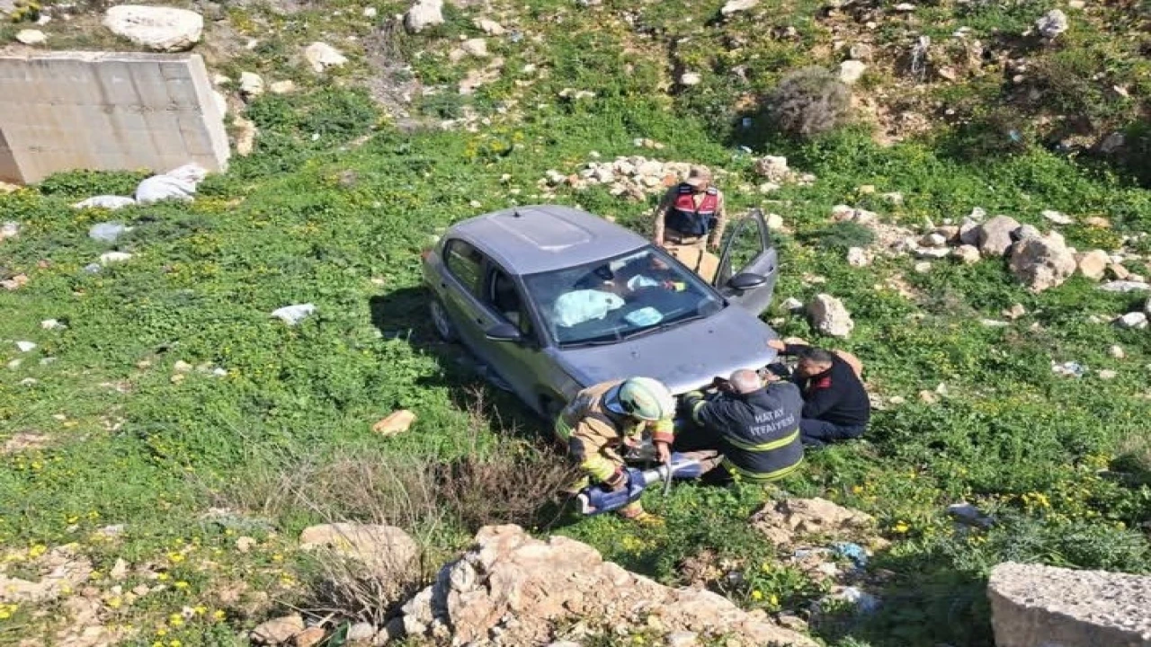 Defnede uçurumdan yuvarlanan otomobil sürücüsü yaralandı