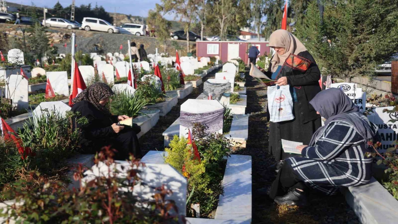 Deprem şehitliğinde hüzünlü bayram
