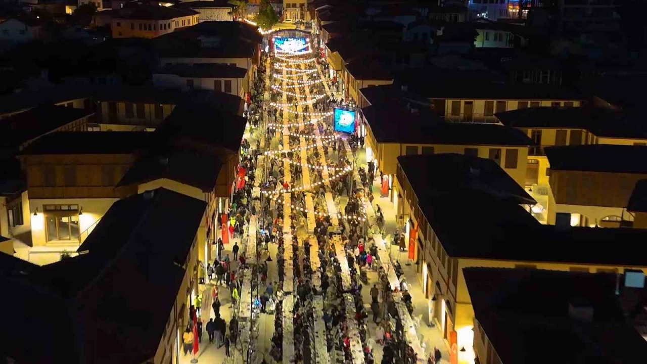 Depremde yerle bir olan Kemalpaşa Caddesi iftar sofrasıyla yeniden hayat buldu