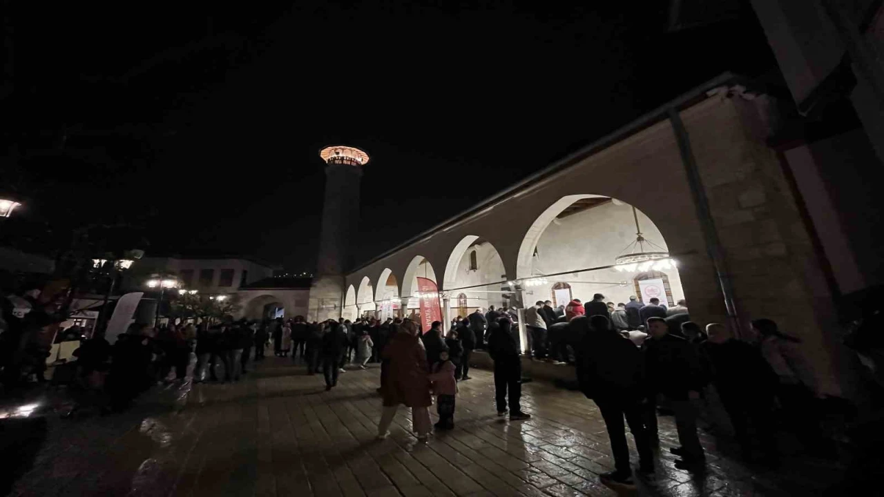 Depremin ardından yeniden inşa edilen Habibi Neccar Camii, Kadir Gecesinde vatandaşların akınına uğradı