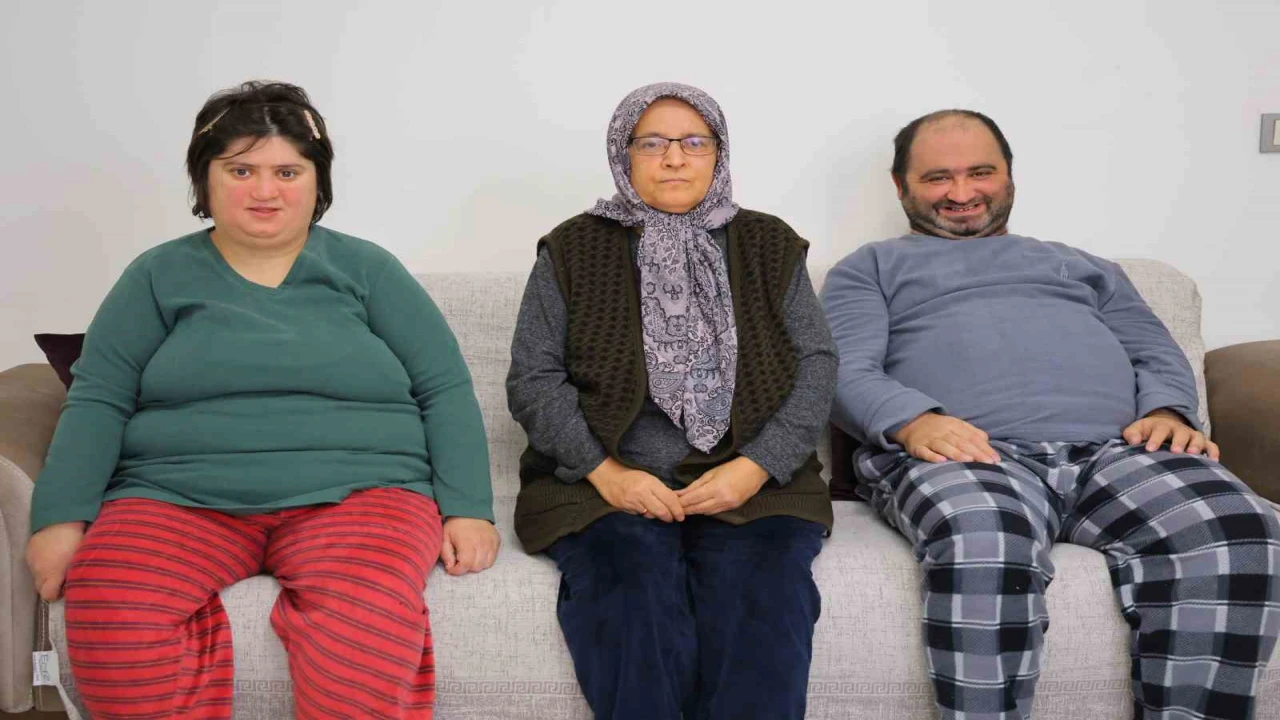 Depremzede anne iki down sendromlu çocuğuyla yeni evine kavuştu