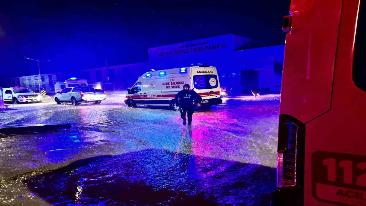 Doğuma giderken göle dönen yolda mahsur kalan kadının yardımına itfaiye yetişti