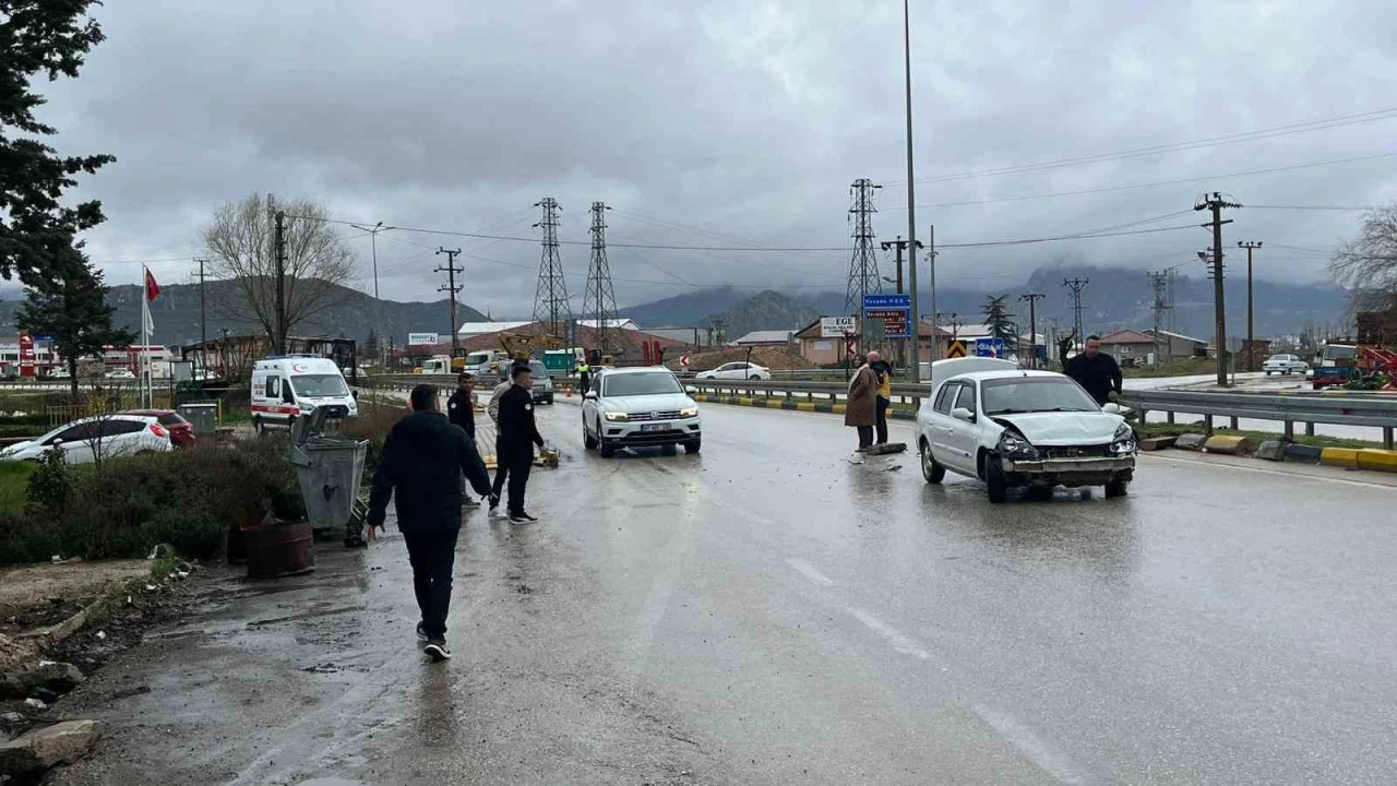 Eğirdirde otomobil bariyerlere çarptı: 1 yaralı
