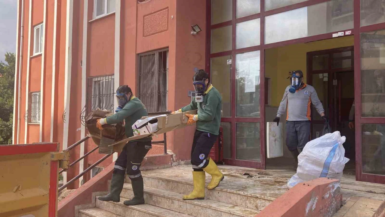 Ekipler gaz maskesiyle girdi iki günde temizledi: Evden 7 kamyonet çöp çıktı