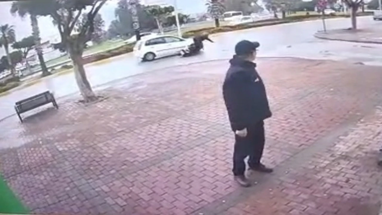 Elektrikli bisiklet sürücüsünü yola savuran kaza kamerada