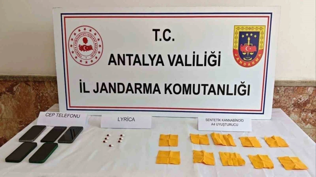 Elmalıda durdurulan araçtan 4 bin kullanımlık uyuşturucu madde ele geçirildi
