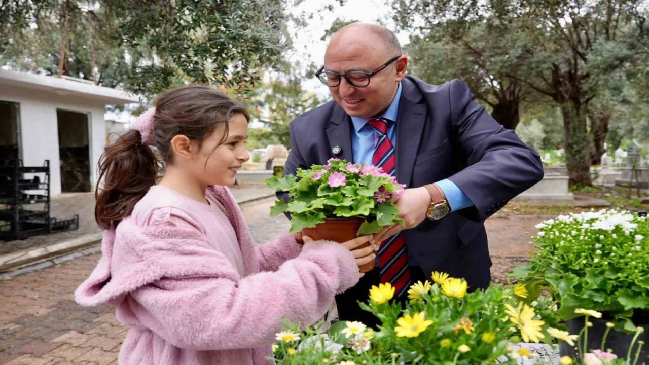 Erdemlide kabir ziyaretine gelenlere çiçek dağıtıldı