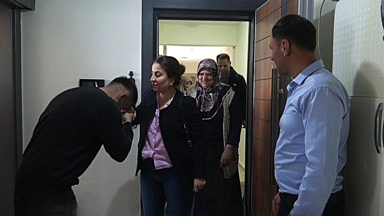 Evsizlik kötü diyen depremzede, bayramını ailesiyle TOKİdeki yuvasında geçirdi