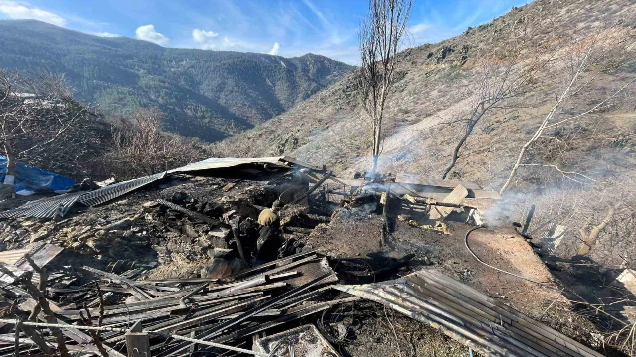 Fekede müstakil ev yangında kullanılamaz hale geldi