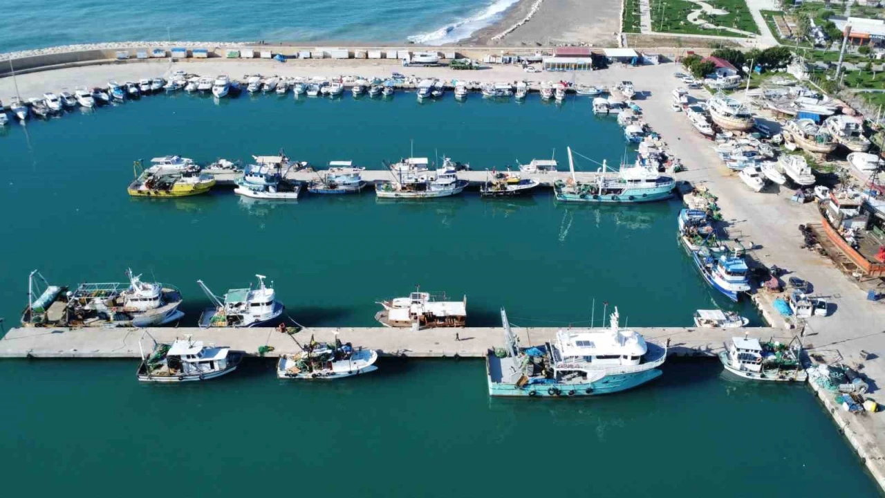 Fırtınalı Akdeniz, balıkçıları barınağa hapsetti