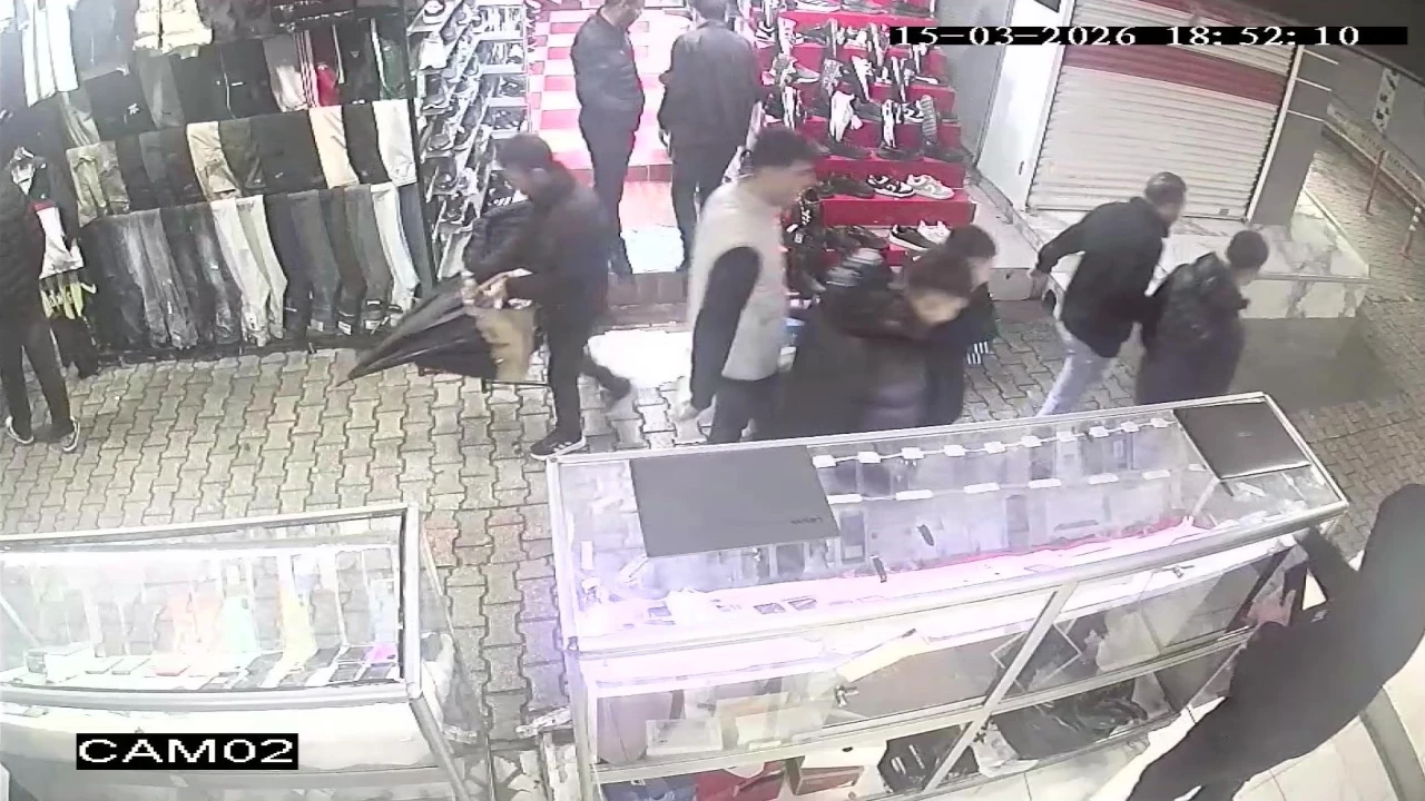 Fiyat sorma bahanesiyle girdi cep telefonu çaldı: Hoşuma gitti savunması yaptı