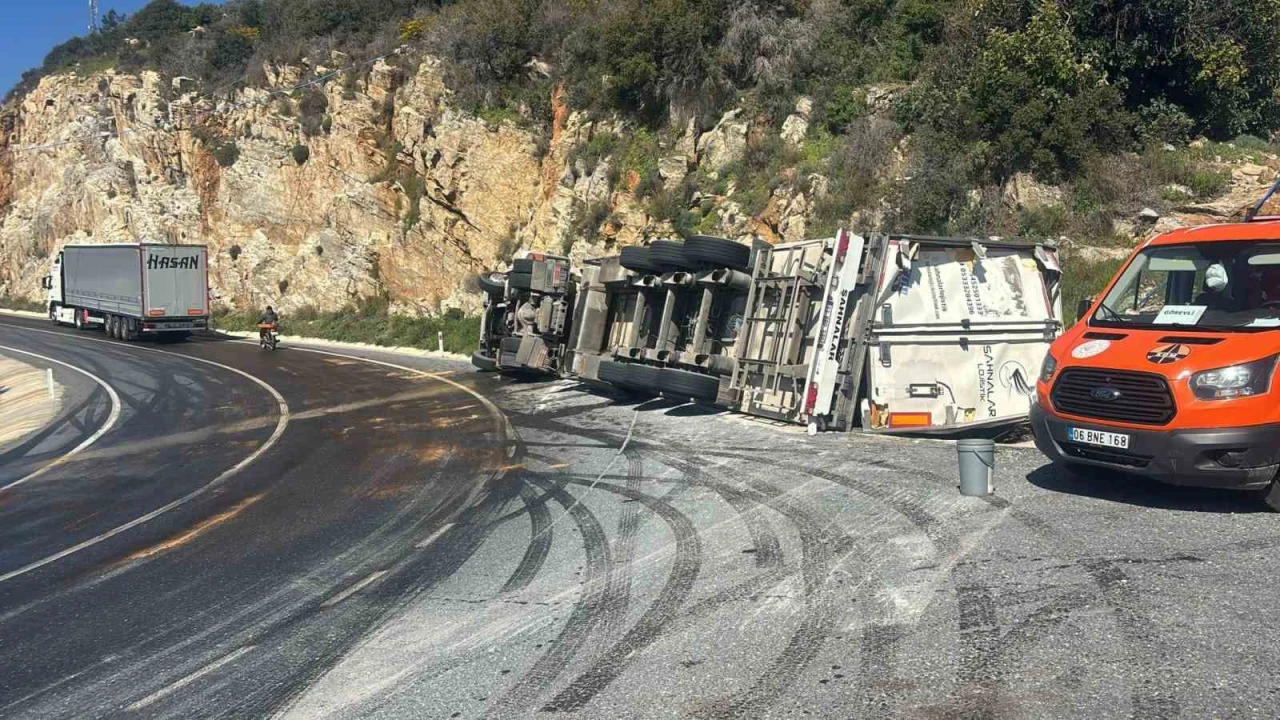 Gazipaşada muz yüklü tır devrildi