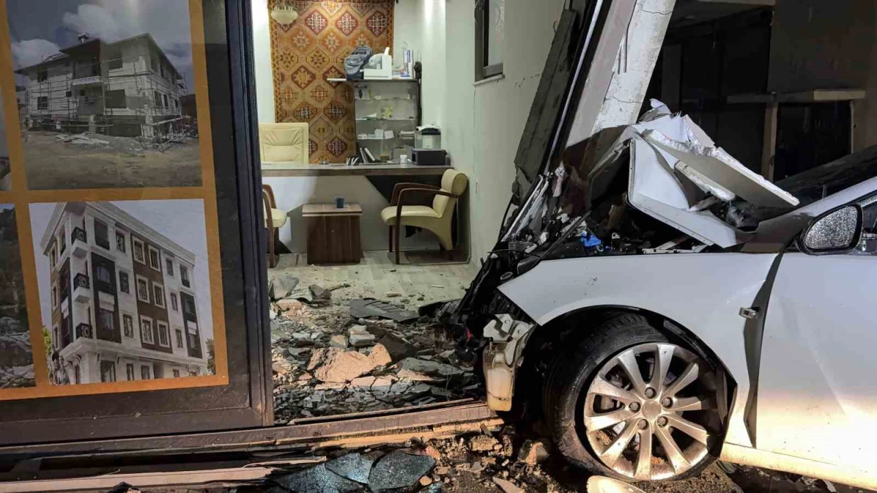 Gazipaşada otomobil iş yerine girdi: 3 yaralı