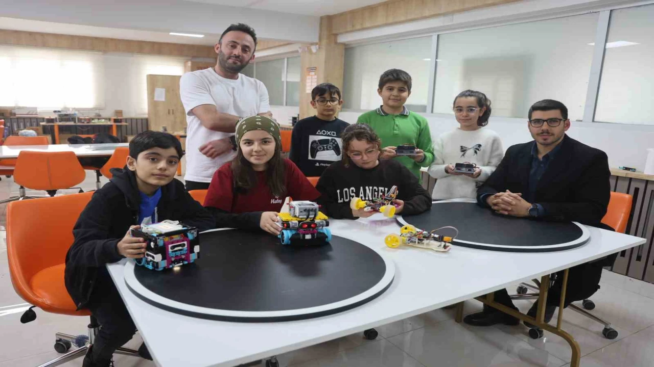 Geleceğin kaşifleri olacak depremzede çocuklar ‘Hataybot Robot Yarışmasına hazırlanıyorlar