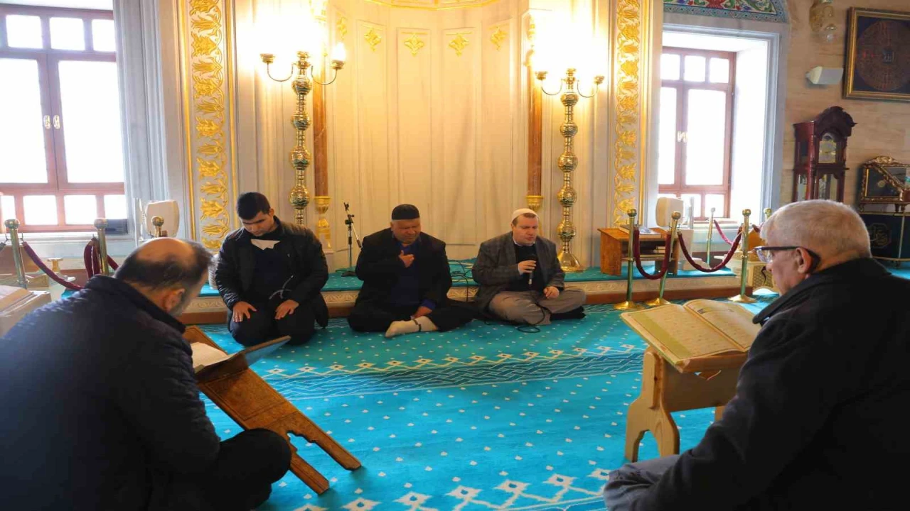 Görme engelli üç hafız Ramazan boyunca mukabele okuyor