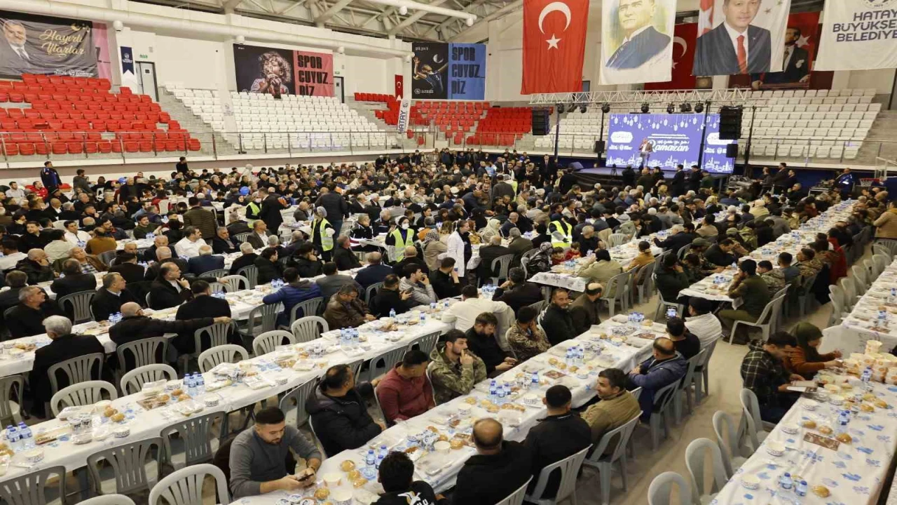 Hatay Büyükşehir Belediyesinin iftar sofrası Kırıkhanda kuruldu